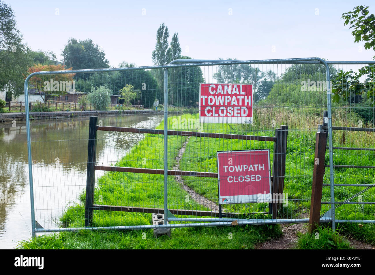 Towpath closed sign on the Trent and Mersey Canal in Cheshire UK Stock Photo