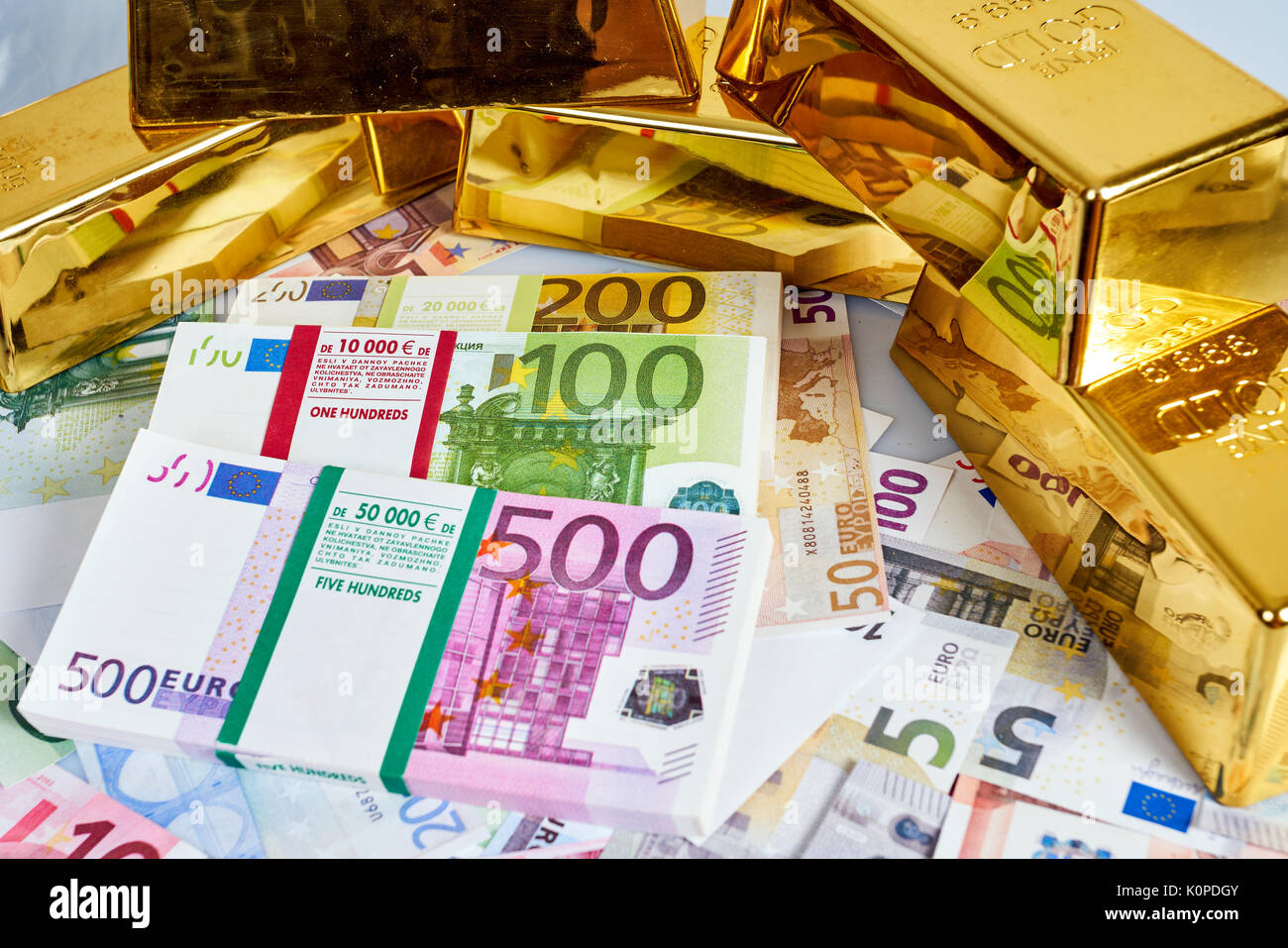 Золото евро доллар. Золото доллары евро. Евро золото и евро. Доллары, евро , золото картинка. Доллары евро золото реальные.