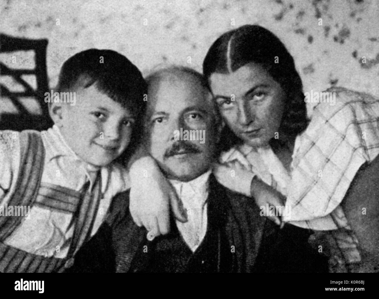 BARTOK, Bela - with his wife & son  Pasztory Dittaval and son Peterrel.  Hungarian composer and pianist (1881-1945) Stock Photo