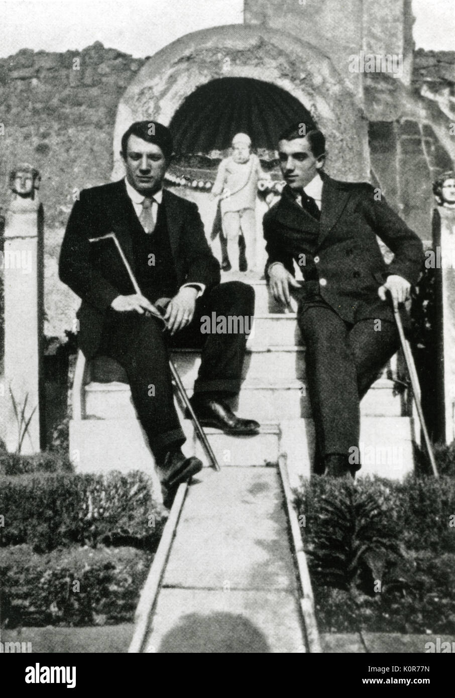 Massine and Picasso in Pompeii in 1917 Léonide Fedorovich Massine (Russ.-Amer. dancer & choreographer, 1895-d) and Pablo Picasso (1881-1973). Associated with the Ballet Russe de Diaghilev. Stock Photo