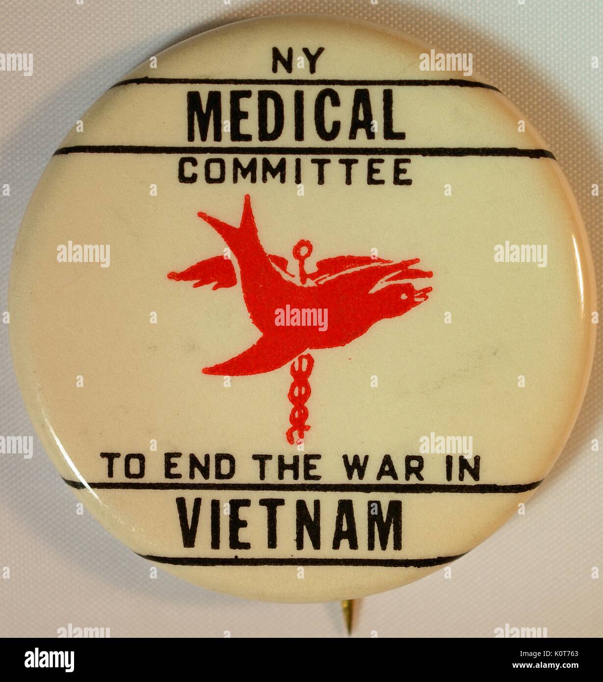 An anti-Vietnam War protest pin created by the New York Medical Committee, it reads 'NY Medical Committee to end the war in Vietnam' and features a symbol of medicine and a dove, 1968. Stock Photo