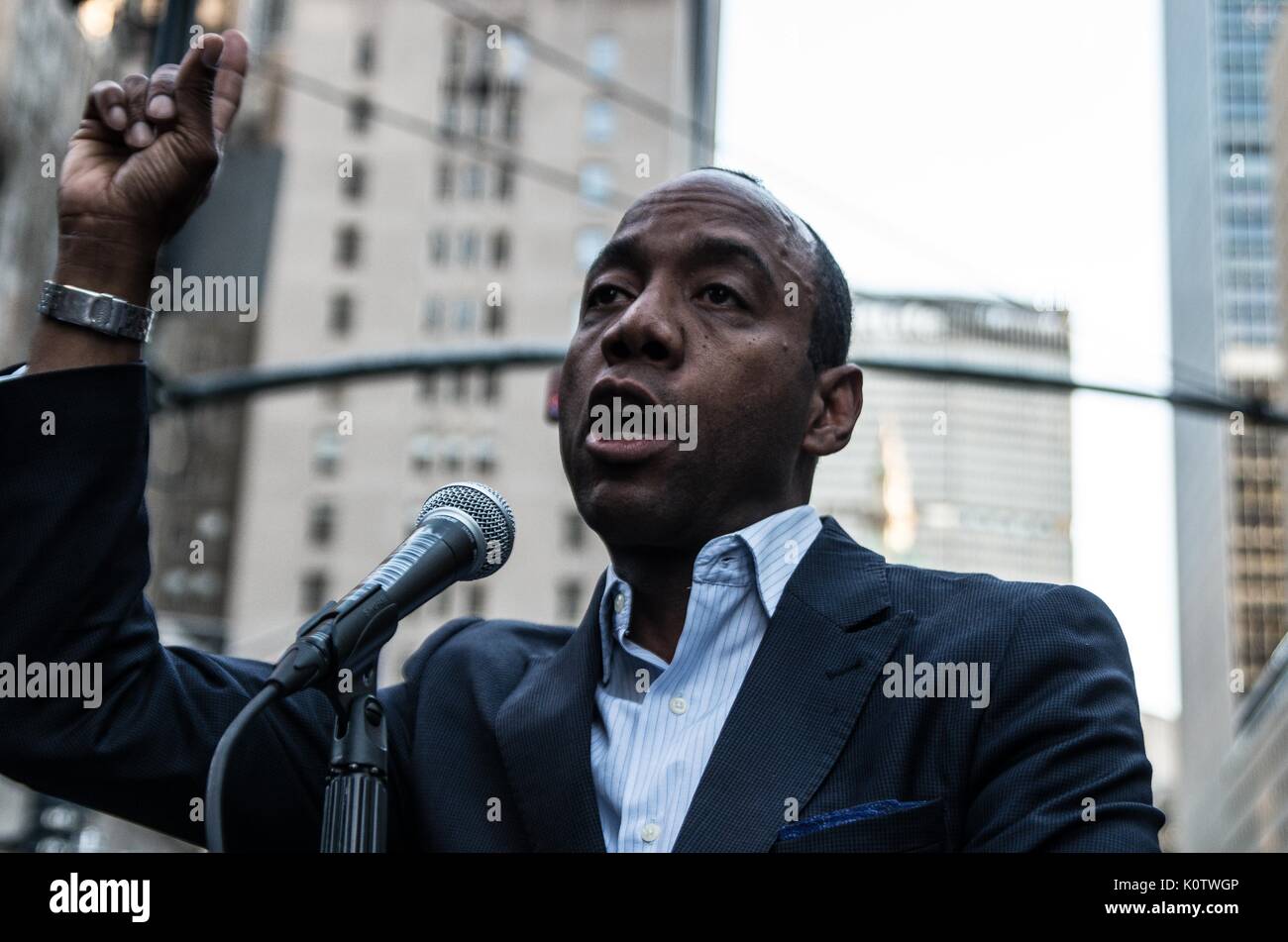 New York City, New York, USA. 23rd Aug, 2017. Pastor Jamal Bryant. New Yorkers rallied behind now-unsigned NFL player Colin Kaepernick who has remained seated during the singing of the US Nation. al Anthem since 2016. Kaepernick has stated ''I am not going to stand up to show pride in a flag for a country that oppresses black people and people of color.' Credit: ZUMA Press, Inc./Alamy Live News Stock Photo
