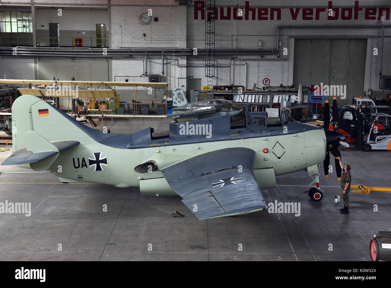 Im Restaurationshangar des Militärhistorischen Museum der Bundeswehr Flugplatz Berlin Gatow werden am 18.08.2017 in Berlin eine Fairey Gannet (l-r) eine Farman 3 und eine Messerschmidt Me 163 ·Komet· restauriert. Sie sollen in der neugestalteten Ausstellung des Museum im Hangar 3 ausgestellt werden. Photo: Maurizio Gambarini/dpa Stock Photo