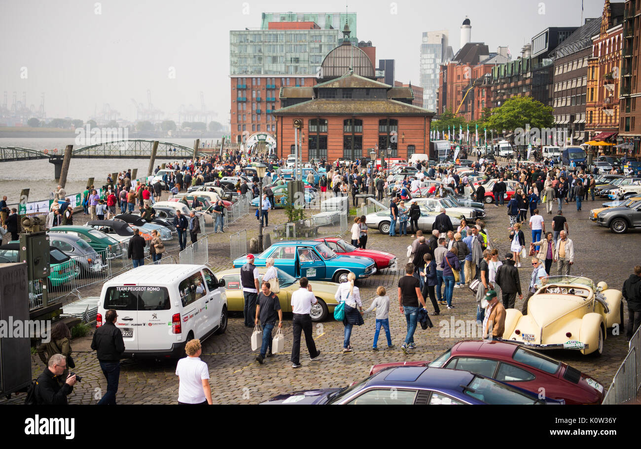 Hamburg, Germany. 24th Aug, 2017. Spectators are having a look at the ...
