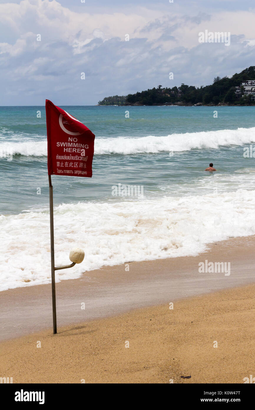 Beach warning red flags wind -Fotos und -Bildmaterial in hoher Auflösung –  Alamy