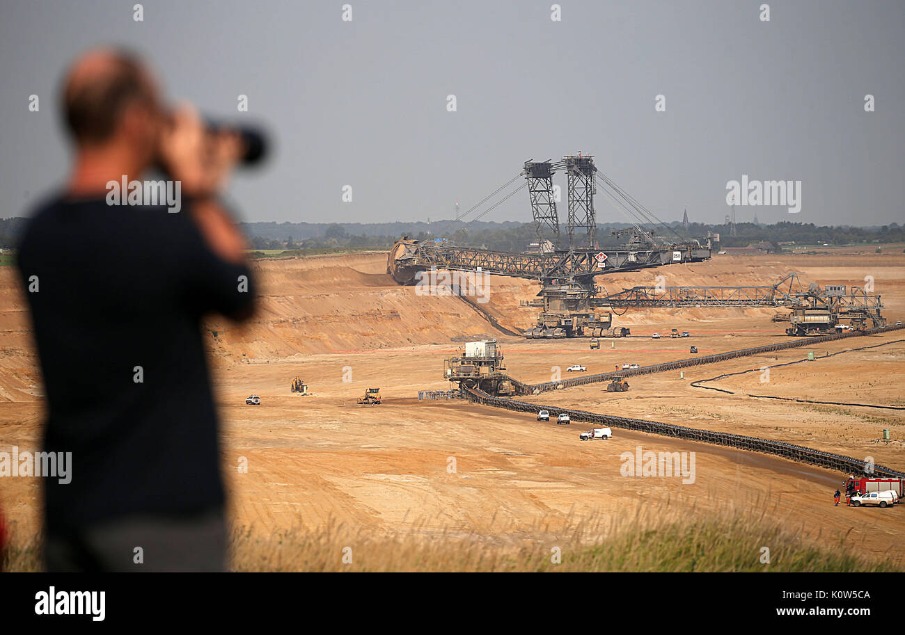 Erkelenz, Germany. 25th Aug, 2017. Journalists peering into the Garzweiler surface mine near Erkelenz, Germany, 25 August 2017. Environment activists are attempting to occupy mines in several locations of the Rhenish brown coal region. Photo: Oliver Berg/dpa/Alamy Live News Stock Photo