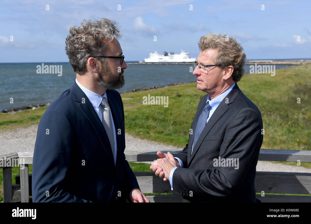 Denmark. 25th August, 2017. The Economy Minister of the state of Schleswig-Holstein, Bernd Buchholz (R), speaking with his Danish counterpart Ole Birk Olesen (L) in Rødbyhavn, Denmark, 25 August 2017. The topic of the talks was the future Fehmarnbelt tunnel. Photo: Carsten Rehder/dpa/Alamy Live News Stock Photo