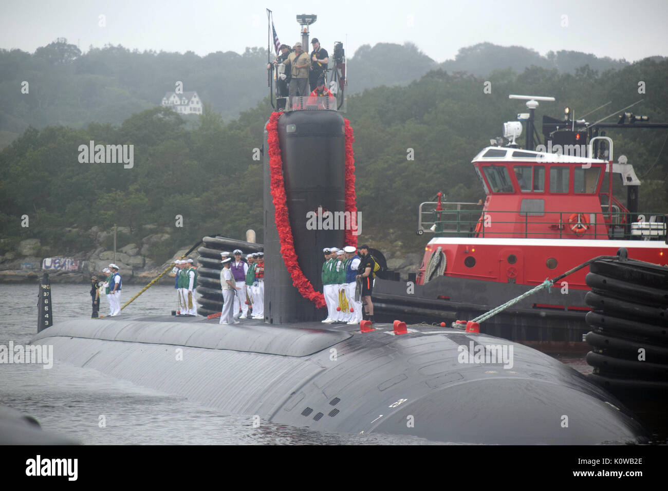 170818-N-BK361-093  GROTON, Conn. (Aug 18, 2017) Sailors stand topside aboard the Los Angeles Class fast-attack submarine USS Hartford (SSN 768) as the boat approaches the pier at Naval Submarine Base New London in Groton, Conn. Hartford is returning from a six-month deployment in the 6th Fleet area of operations. (U.S. Navy photo by Lt. j.g. Daniel Mongiove/Released) Stock Photo