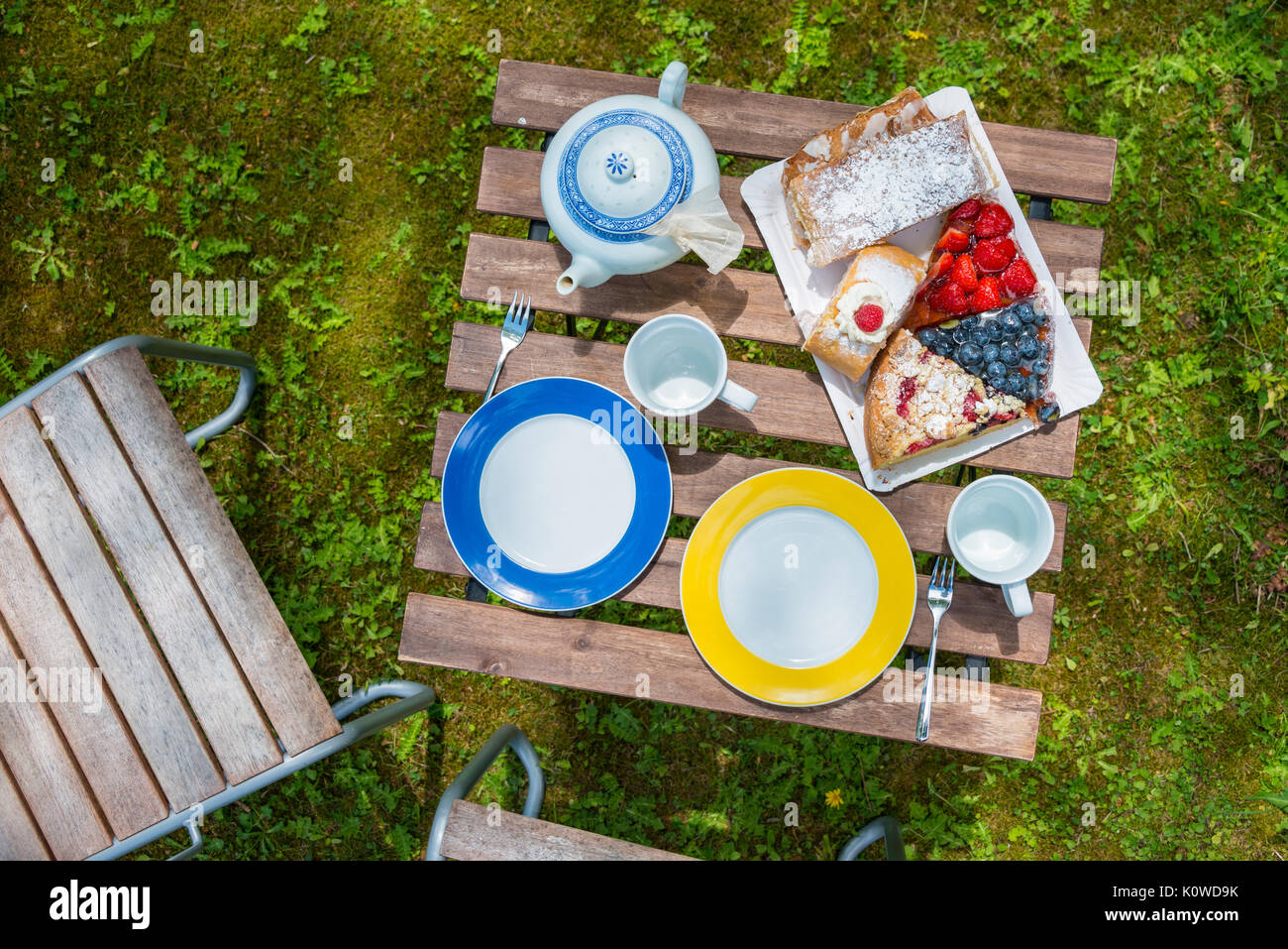 Tea table setting hi-res stock photography and images - Alamy