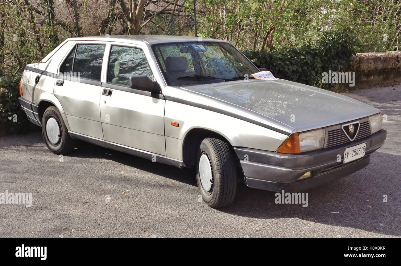 Alfa romeo 75 hi-res stock photography and images - Alamy