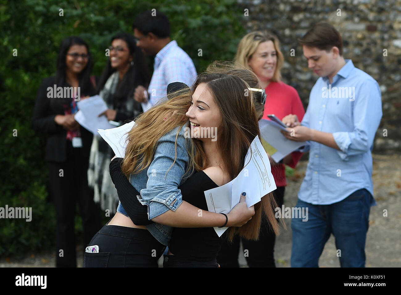 Molly Riordan and Ella Gant celebrate after collecting their GCSE results at Norwich School. Stock Photo