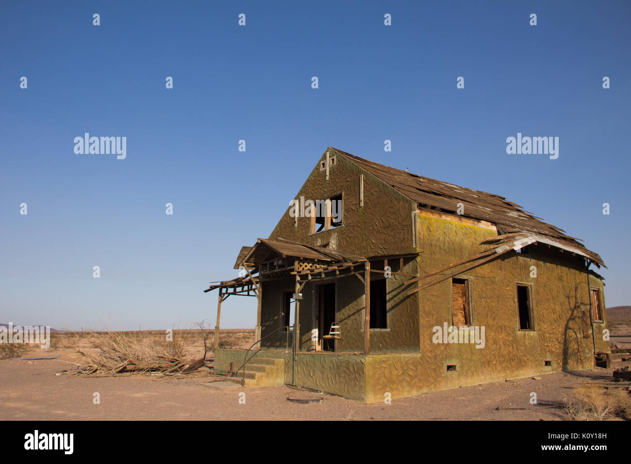 An abandoned house on Route 66, near Kingman, Arizona Stock Photo Alamy