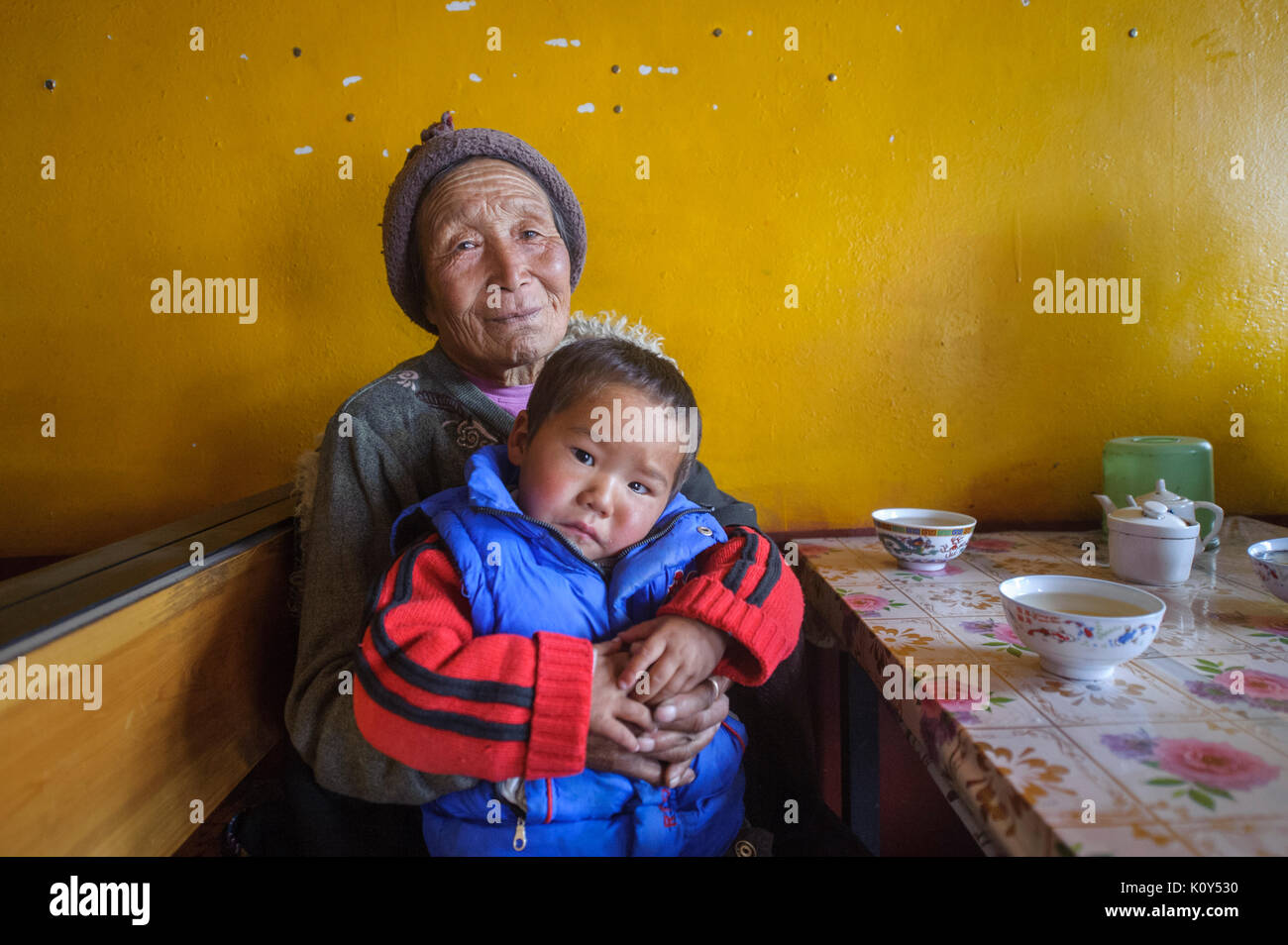 Tibetan grandmother and grandson in Rebkhong. Tibetan plateau (Tongren, China) Stock Photo