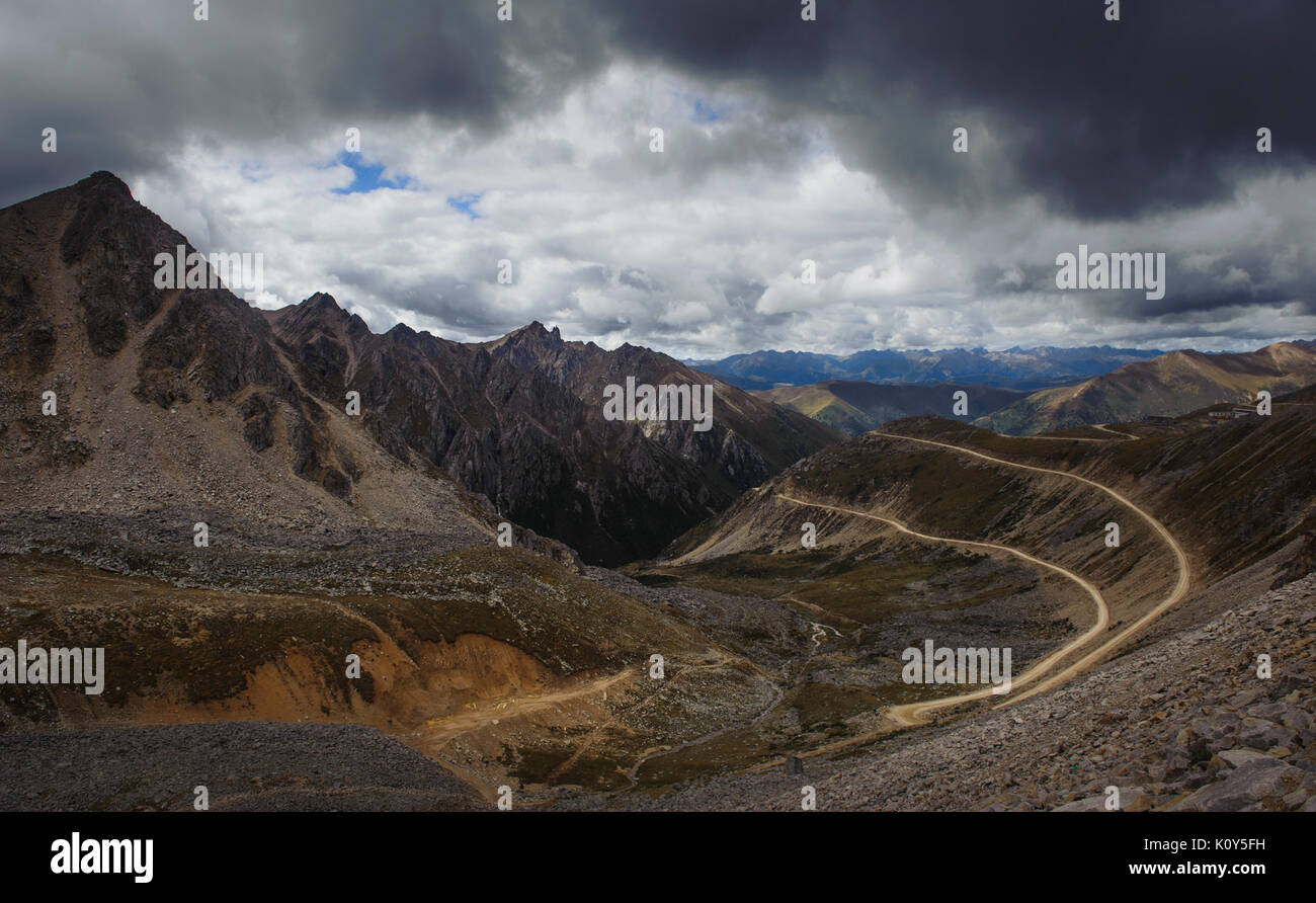 Tro-la pass 5050 m, Tibetan plateau Stock Photo