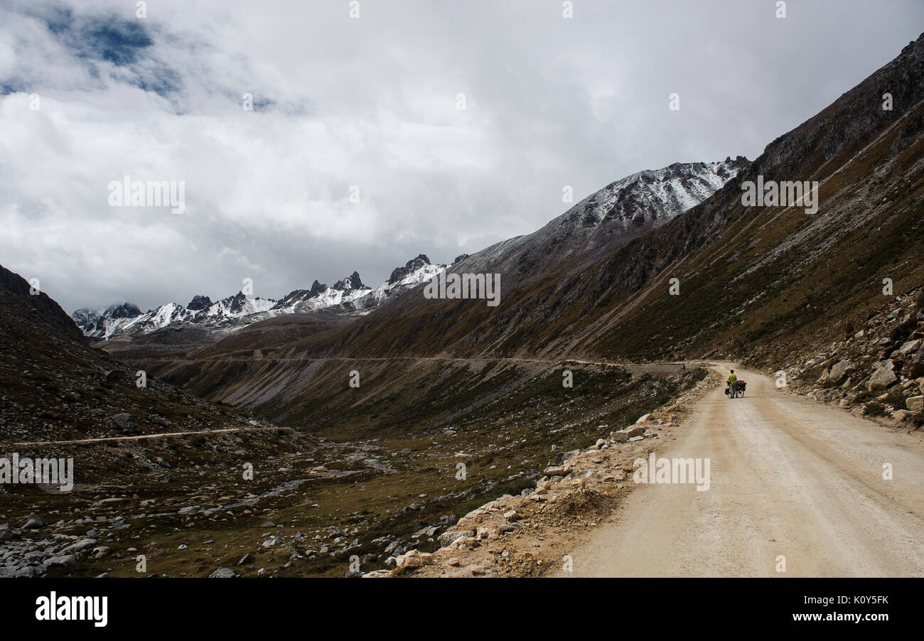 Cycling Tro-la pass, 5050m, on the Tibetan plateau. Stock Photo