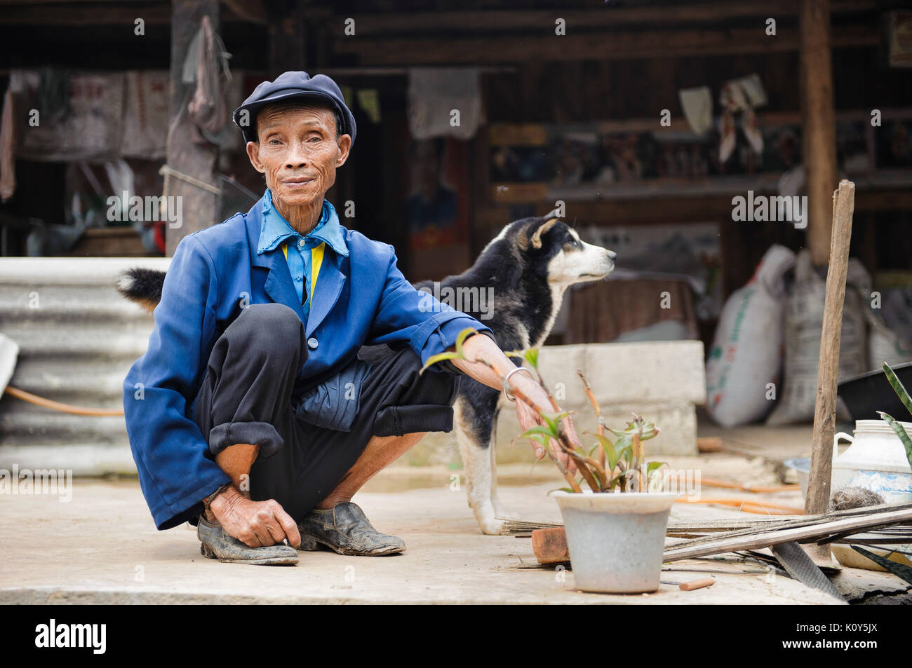 Bulang ethnic minoriy farmer, Xishuangbanna, Yunnan, China Stock Photo