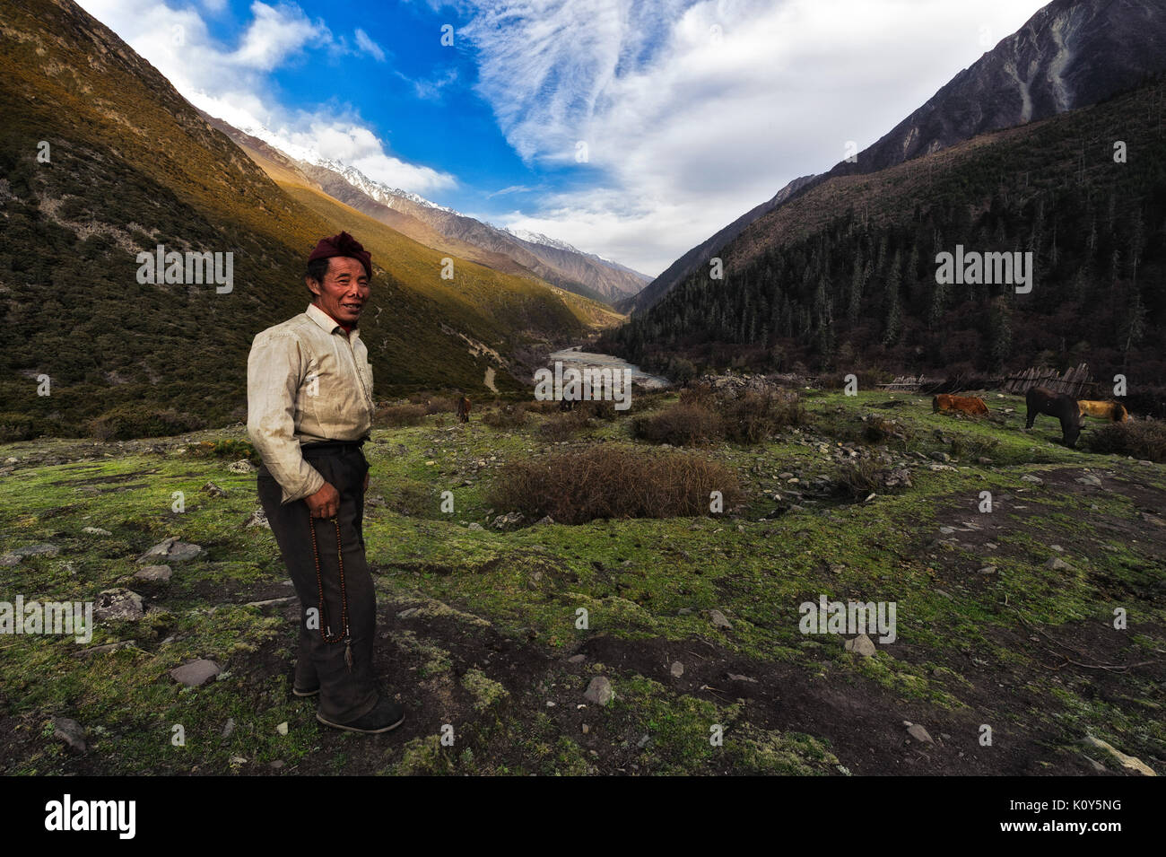 Tibetan shepherd, Tibetan plateau, Sichuan province, China Stock Photo