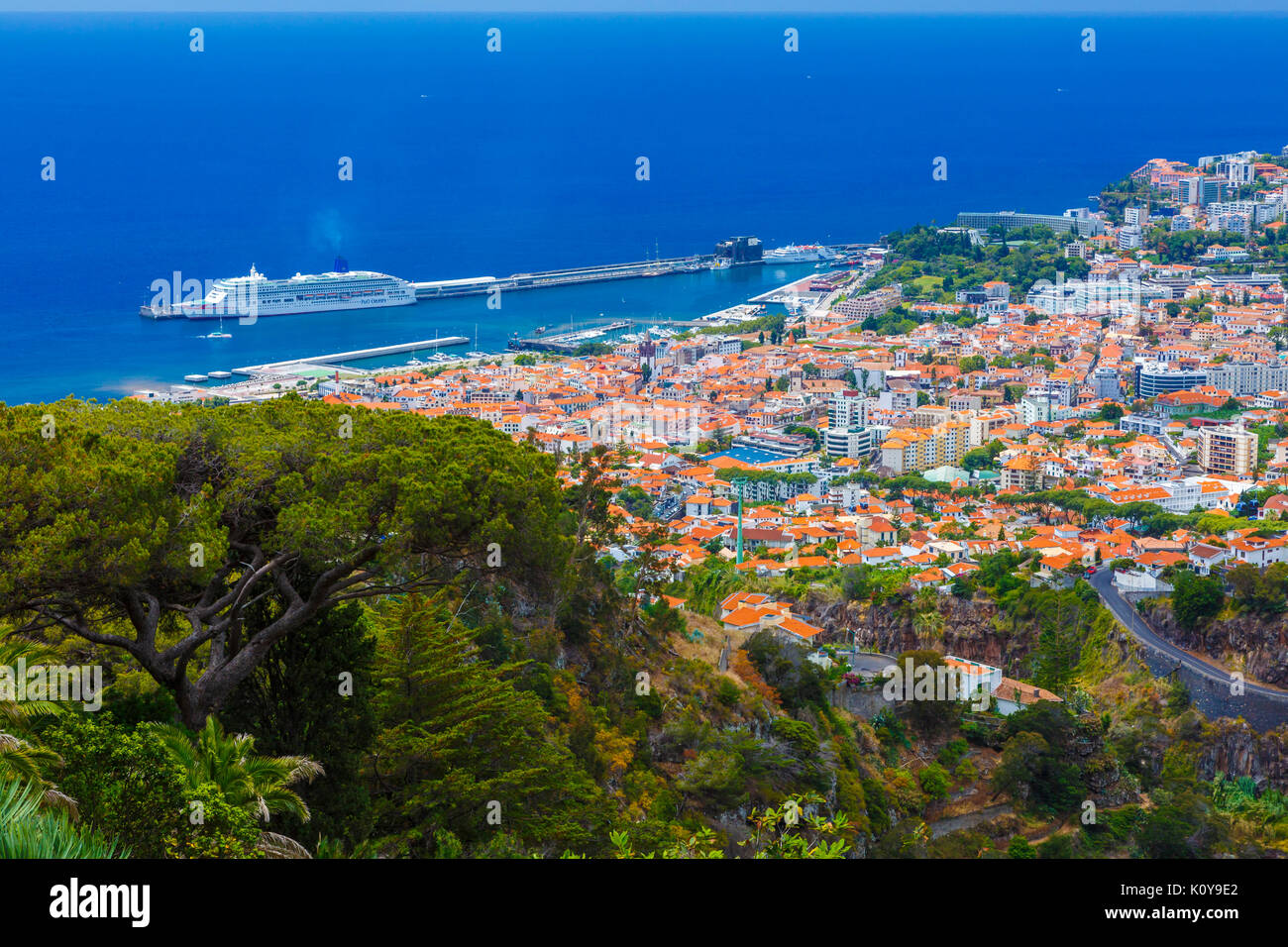 Aerial view seaside houses cruise hi-res stock photography and images ...
