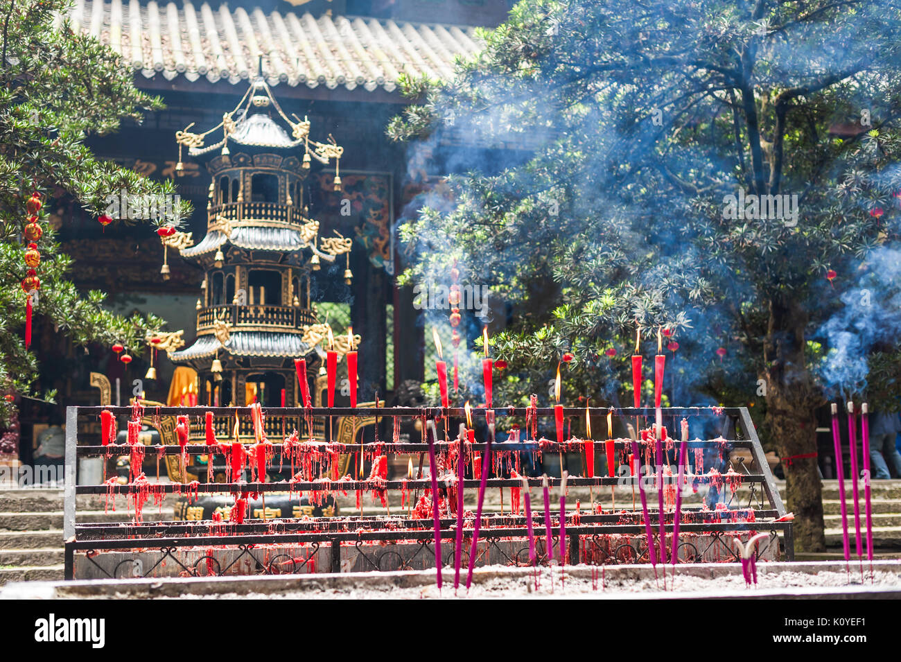 Candles in a chinese temple hi-res stock photography and images - Alamy