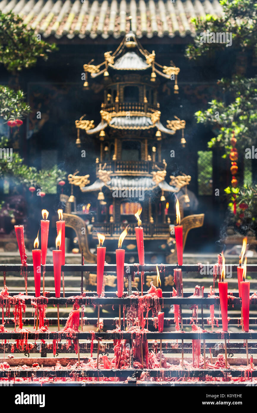 Candles in a chinese temple hi-res stock photography and images - Alamy