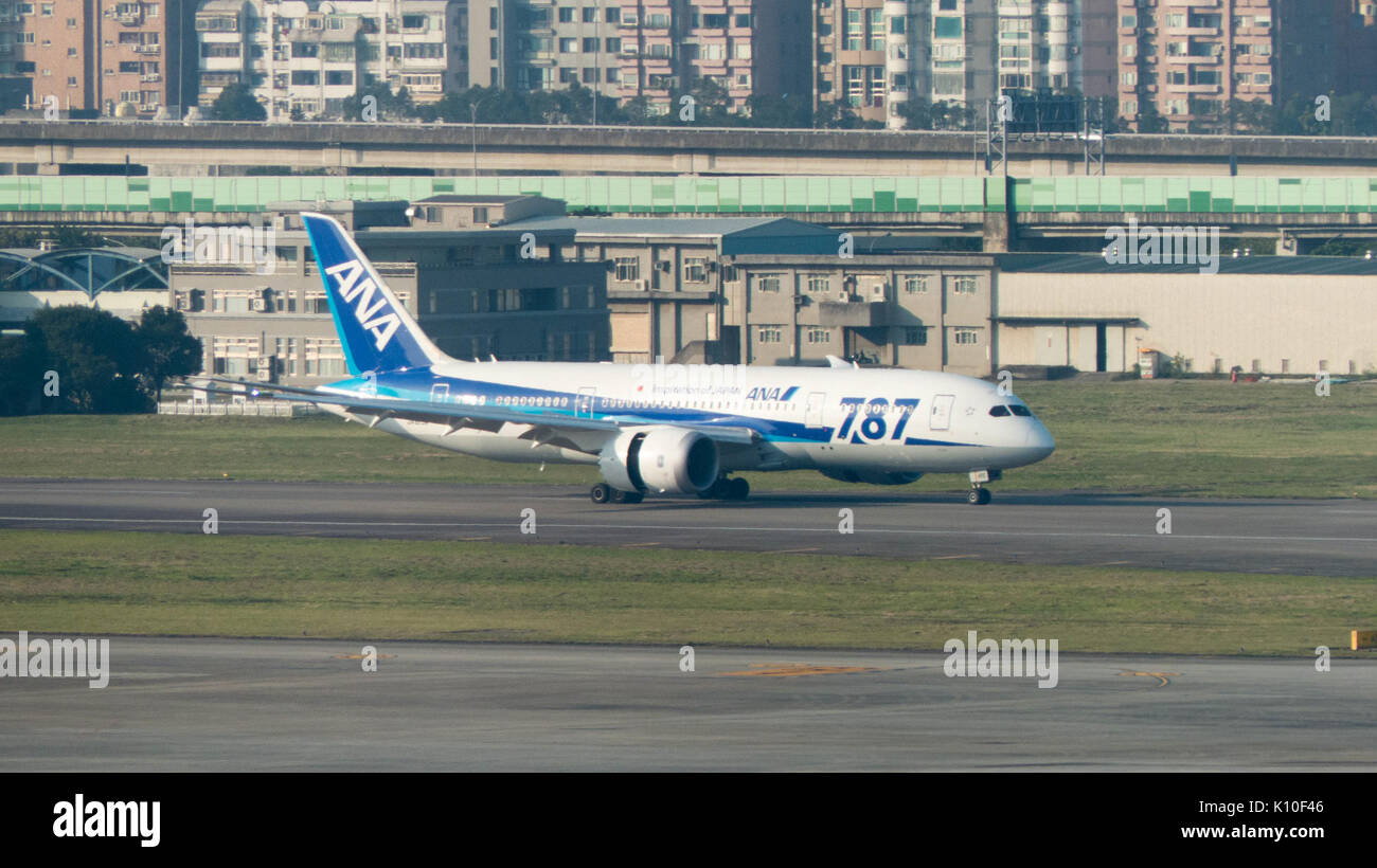 ANA Boeing 787 8 JA815A Landing down Taipei Songshan Airport 20141230a Stock Photo
