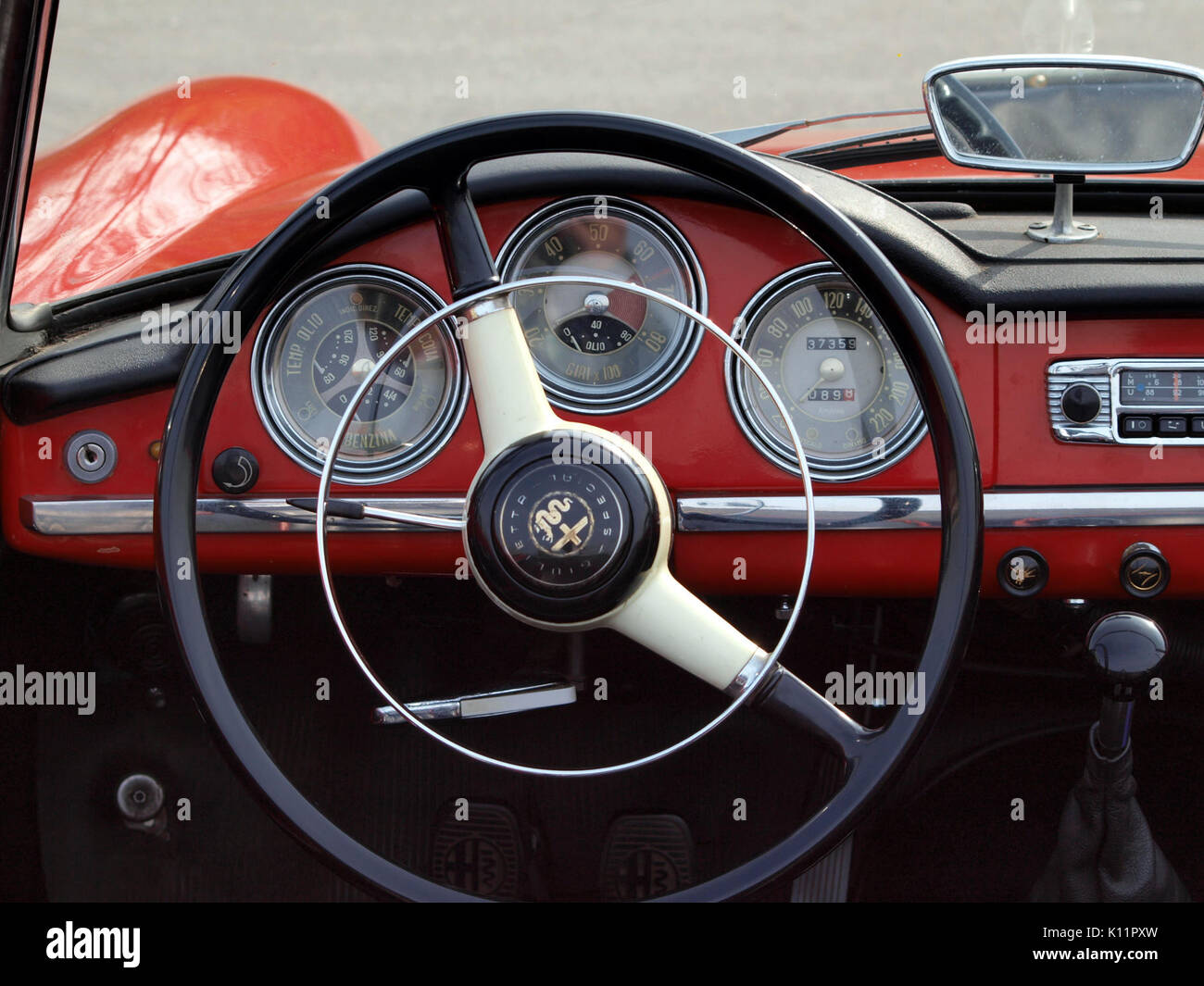 Alfa Romeo Giulietta Spider Veloce (1958), Dutch licence registration AM 95  52 pic4 Stock Photo - Alamy