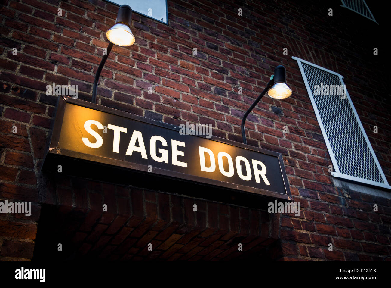 Theatre stage door sign night hi-res stock photography and images - Alamy