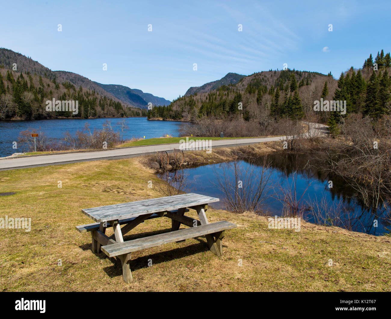Family park picnic table hi-res stock photography and images - Alamy