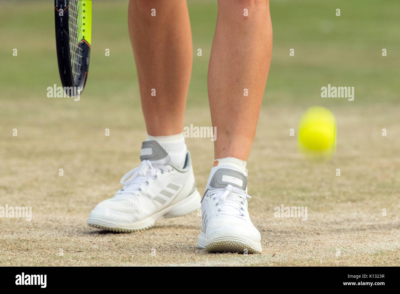 monarki handle er der The feet of Caroline Wozniacki and blur of bouncing ball at the Ladies'  Singles - Wimbledon Championships 2017 Stock Photo - Alamy