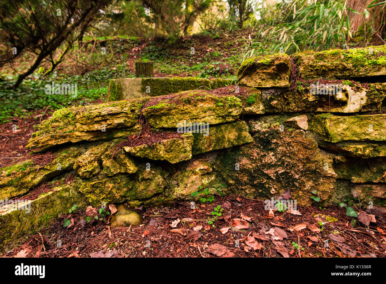 Old rocks wall hi-res stock photography and images - Alamy