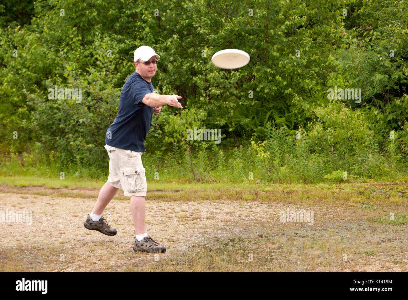 Брошенный человек. Брошенный камень. Человек кидает. Человек кидает. Бросок камня.