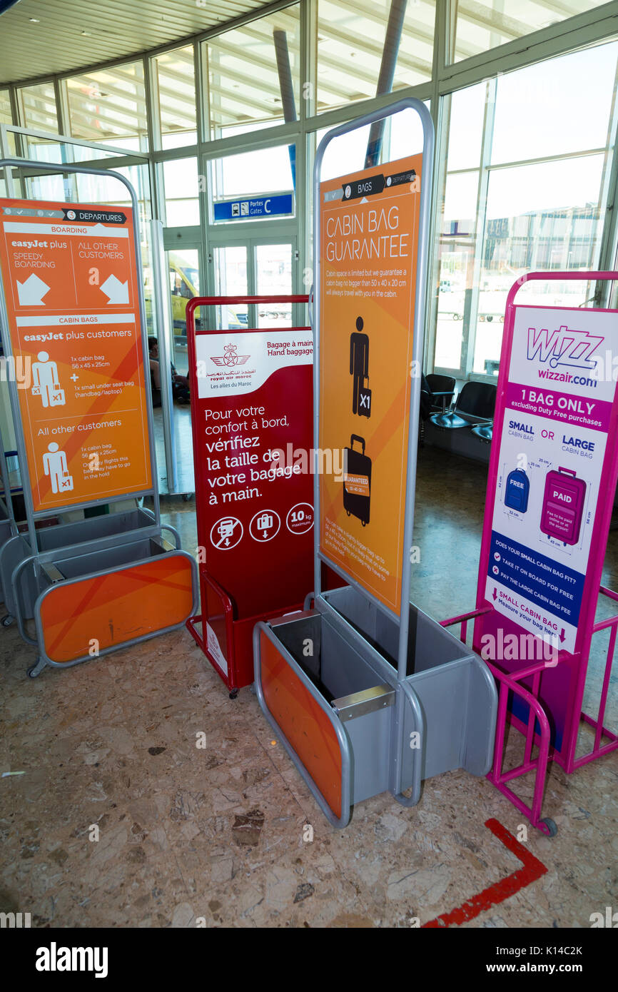 Luggage measuring High Resolution Stock Photography and Images Alamy