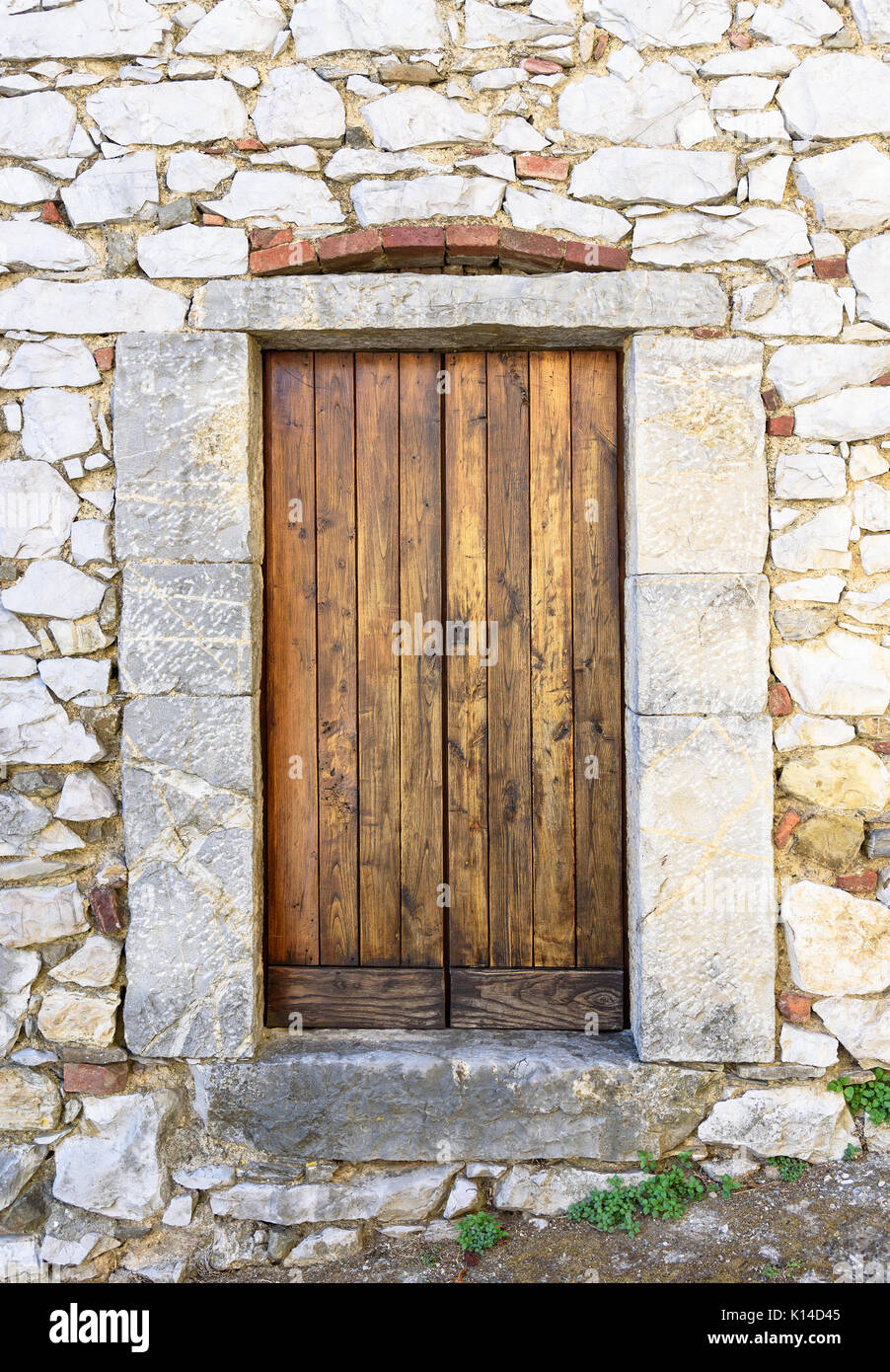 old wooden door on stone wall Stock Photo - Alamy