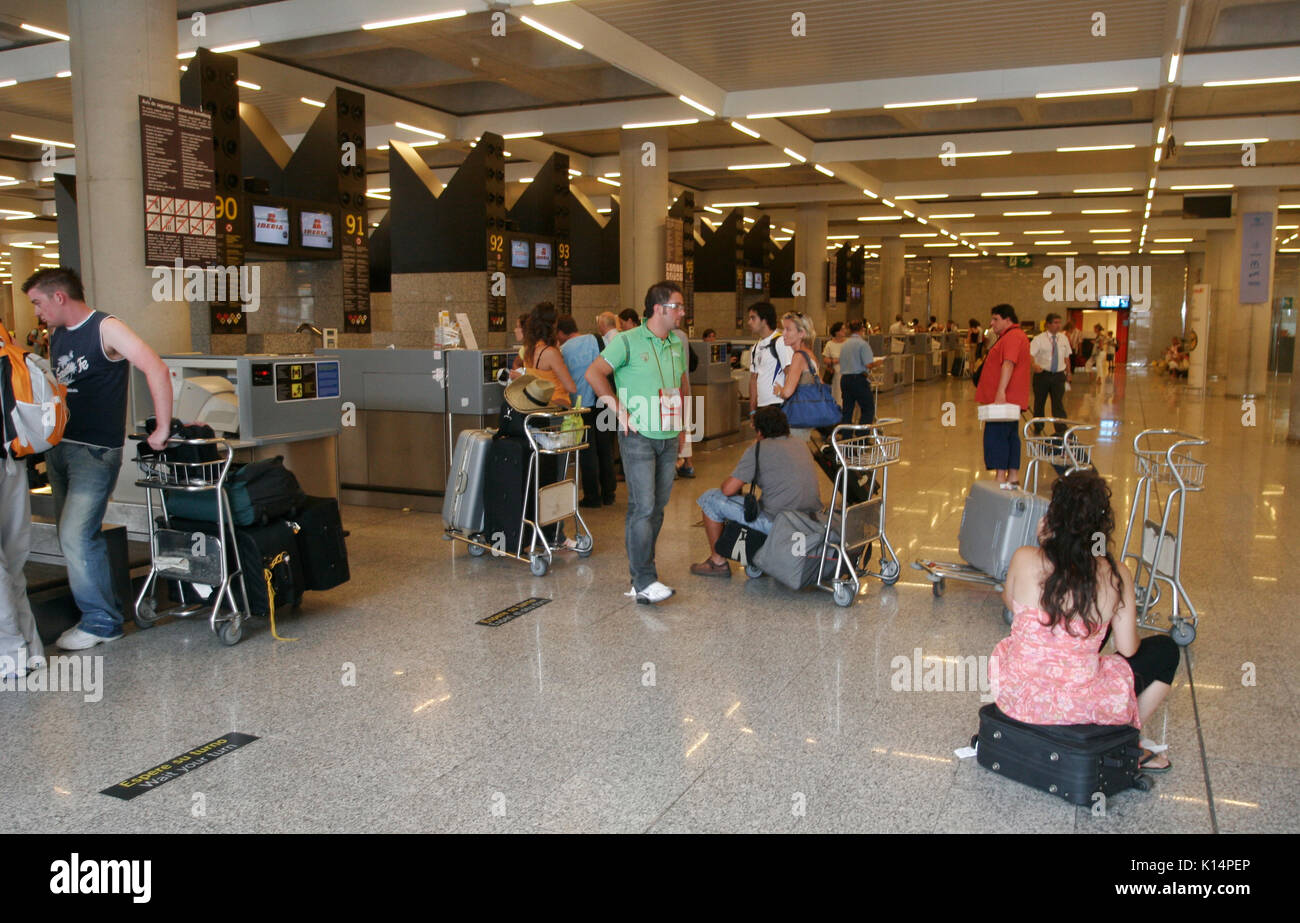 Waiting room passengers in airport hi-res stock photography and images ...