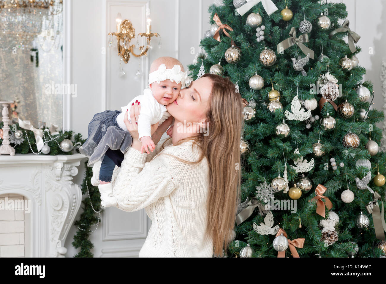 https://c8.alamy.com/comp/K14W6C/happy-young-mom-and-baby-girl-in-christmas-morning-in-home-christmas-K14W6C.jpg
