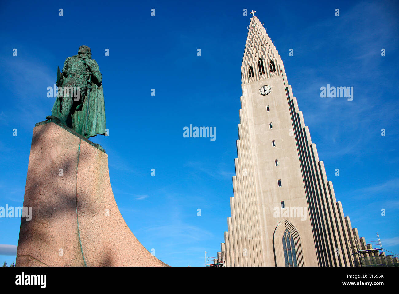 Denkmal/ Skulptur fuer Leifur der Gluecklichen, Hallgrimskirkja (Hallgrimskirche), Reykjavik, Island. Stock Photo