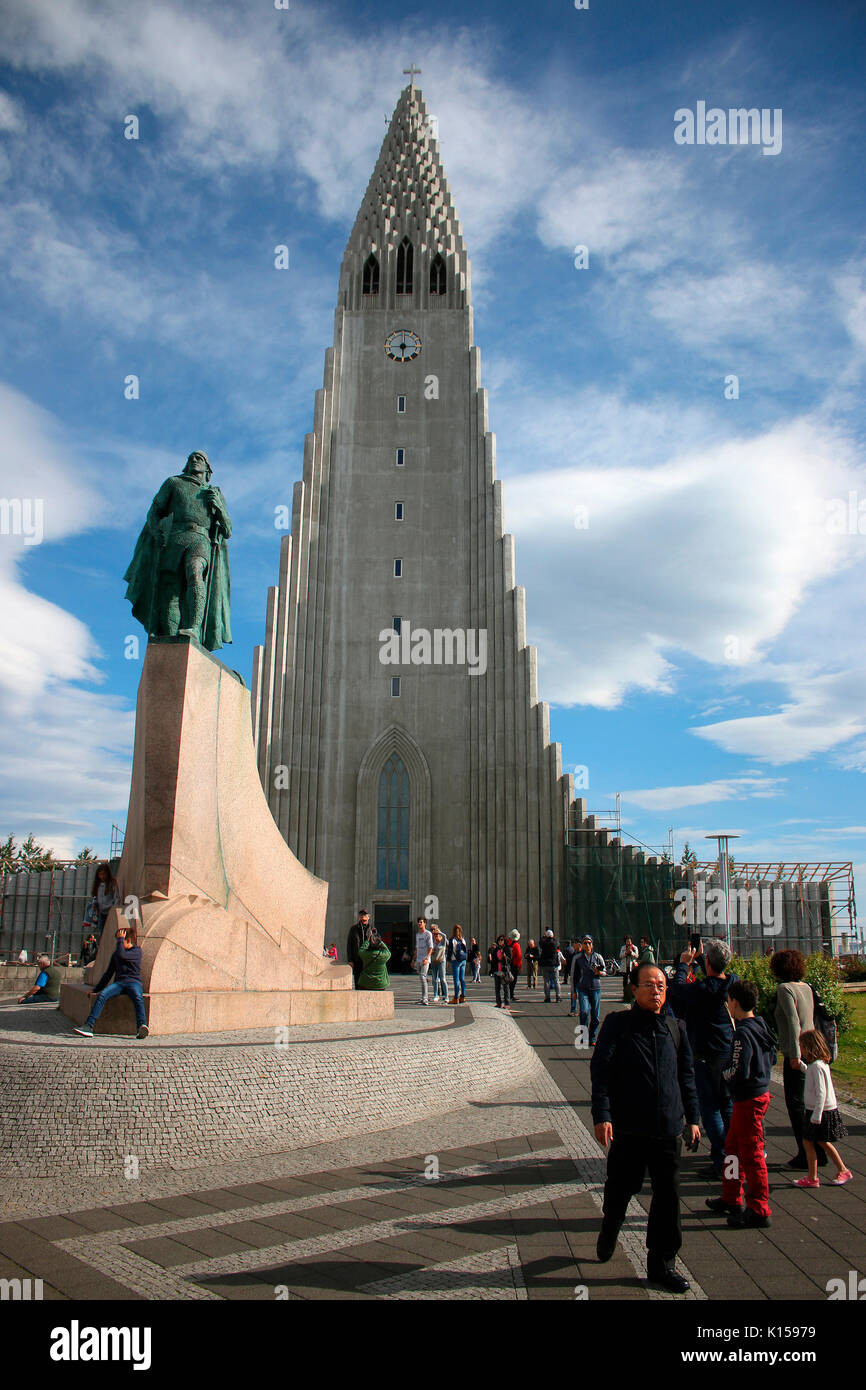 Denkmal/ Skulptur fuer Leifur der Gluecklichen, Hallgrimskirkja (Hallgrimskirche), Reykjavik, Island. Stock Photo