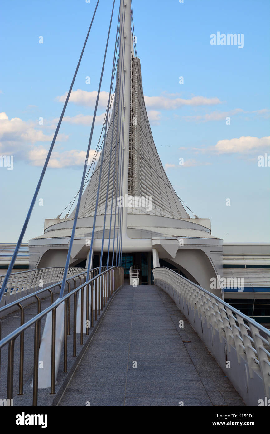 The Reiman Bridge leading to the 2001 lakefront addition to the Milwaukee Museum of Art designed by Santiago Calatrava. Stock Photo