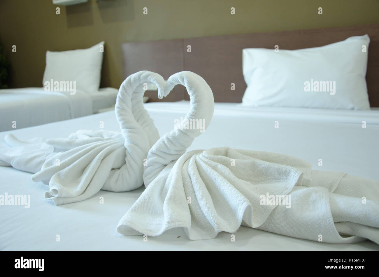 Swan shaped towel on the bed Stock Photo - Alamy