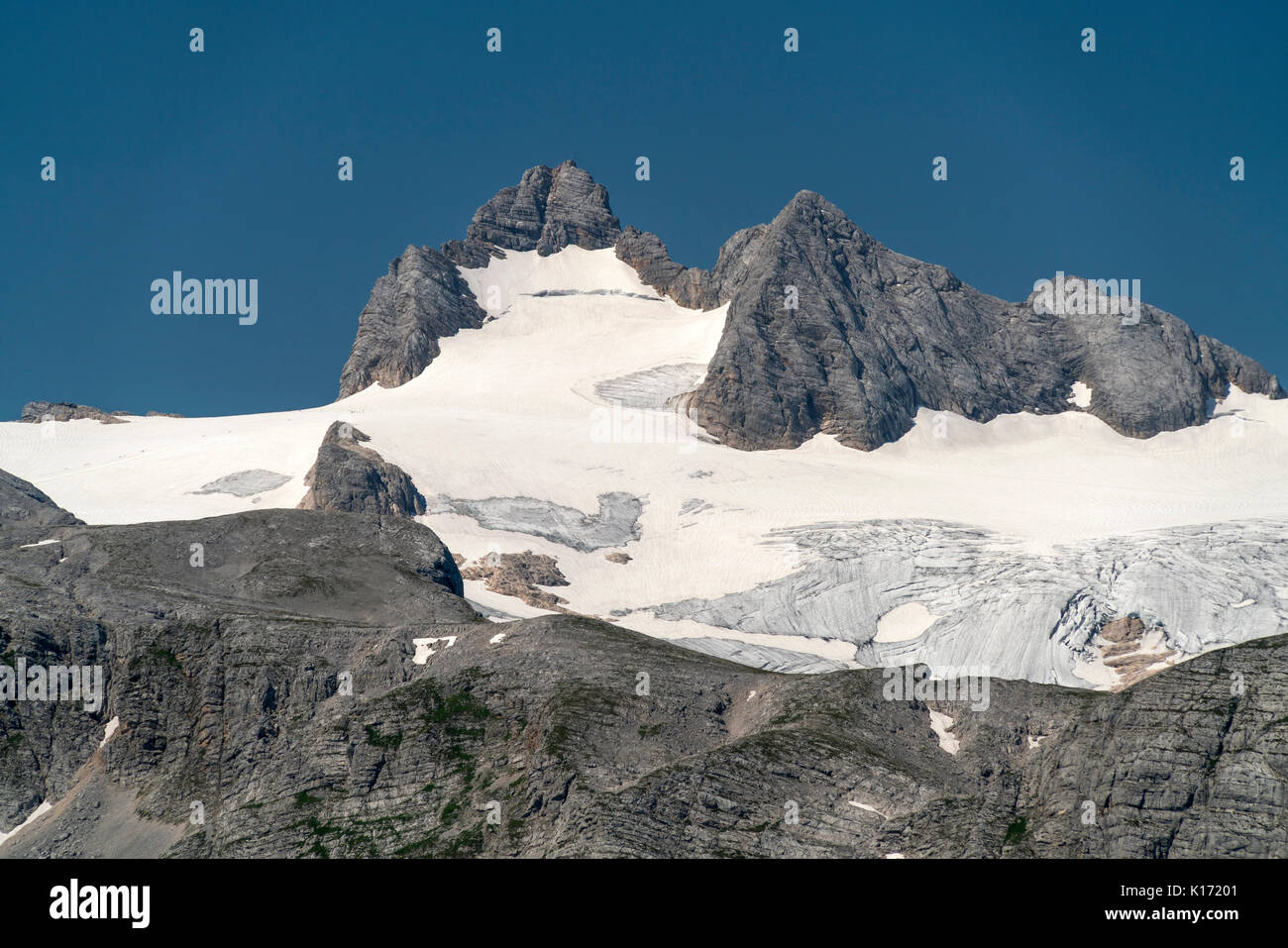 Hoher Dachstein mit dem Hallstätter Gletscher, Dachsteingebirge, Salzkammergut,  Österreich   |  mountain Hoher Dachstein and Glacier Hallstätter Glet Stock Photo