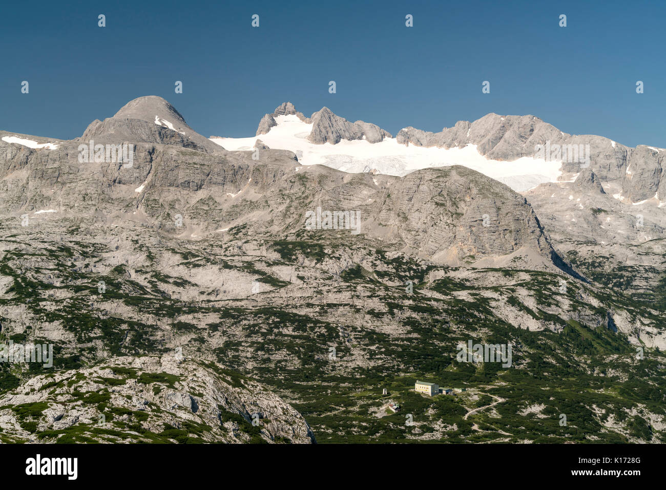Hoher Dachstein mit dem Hallstätter Gletscher, Dachsteingebirge, Salzkammergut,  Österreich   |  mountain Hoher Dachstein and Glacier Hallstätter Glet Stock Photo