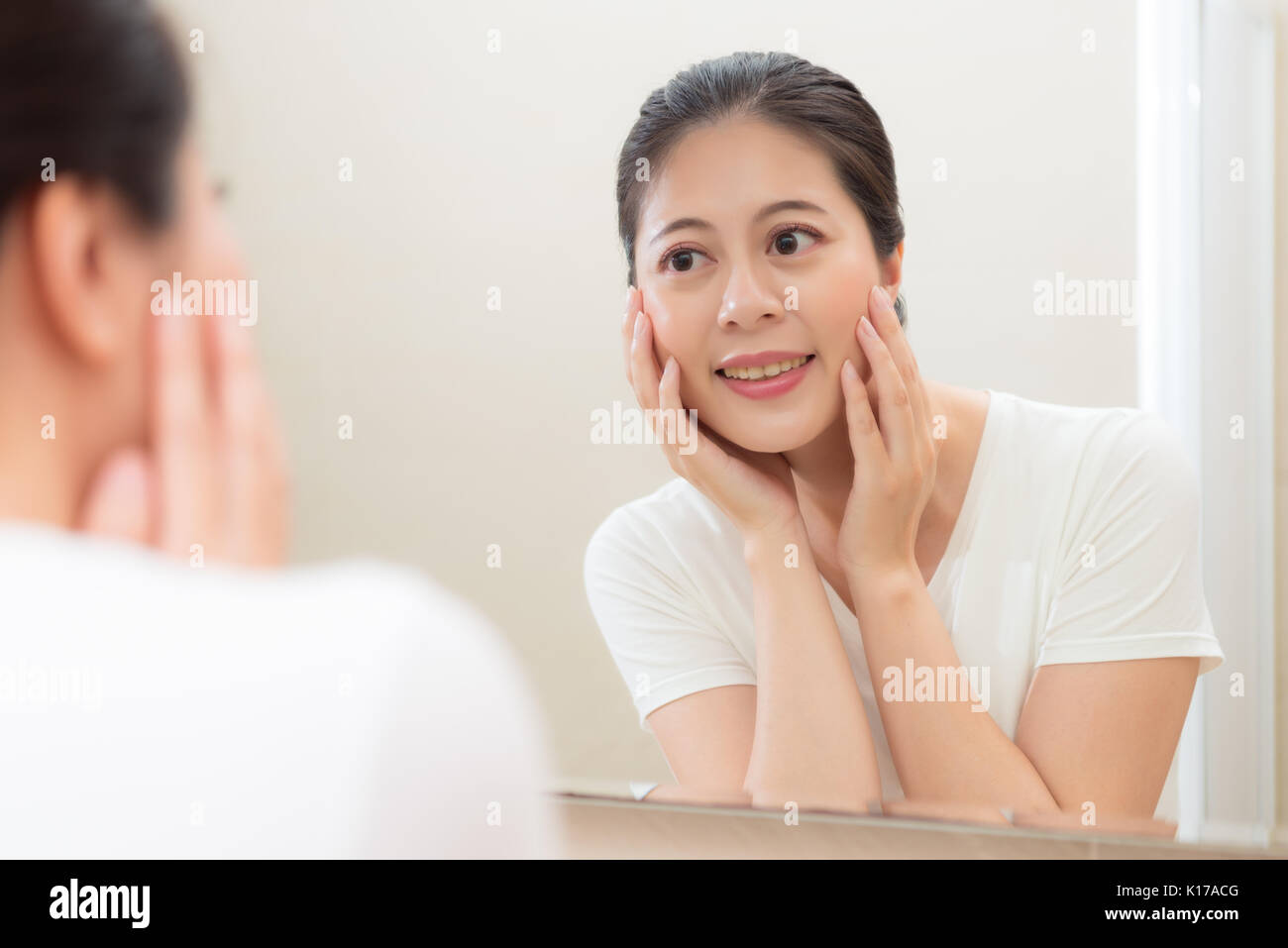 Bathroom looking the bed hires stock photography and images Alamy