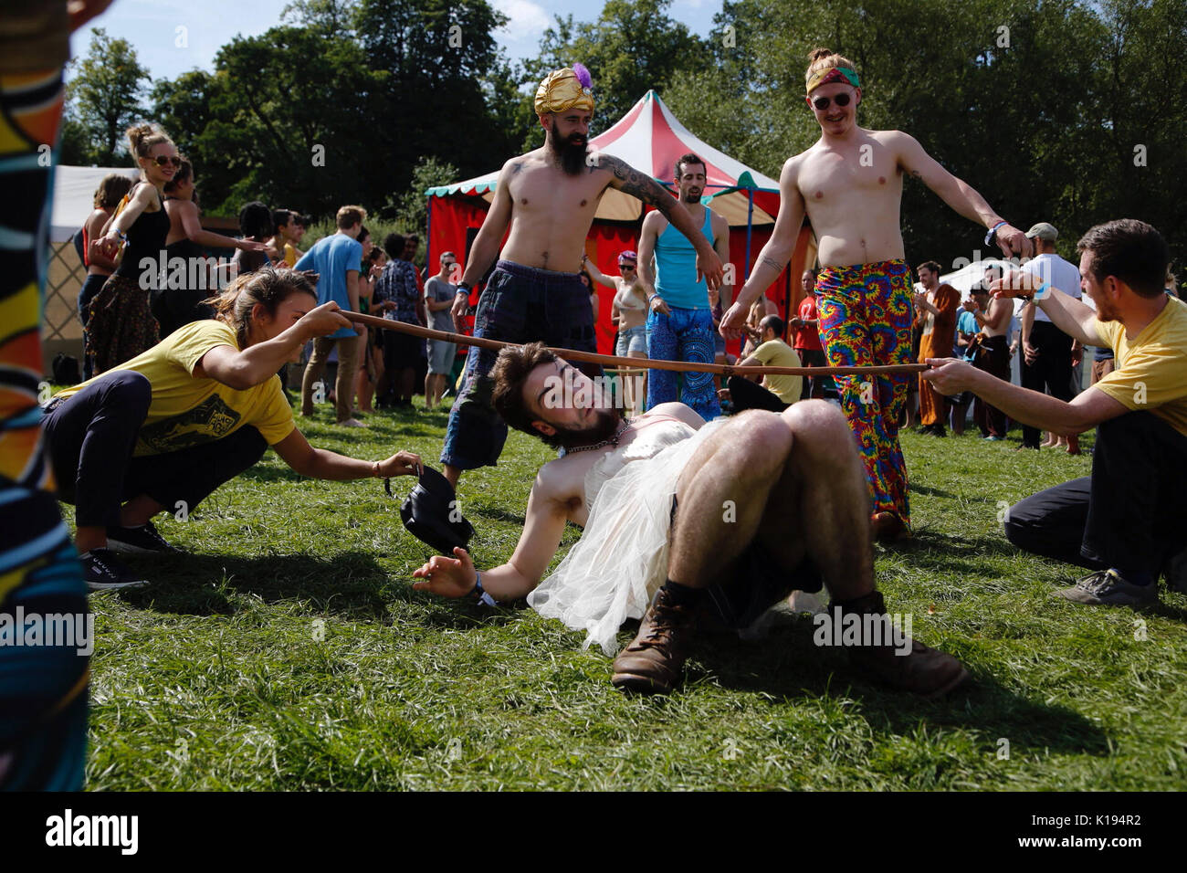 Northampton, UK. 25th Aug, 2017. Shambala festival, Northampton officially kicks off today with an early morning limbo and capoeira workshop under sunny skies. Festival goers shake off last nights hangovers and attempt cartwheels, dancing and singing in the Kelmarsh Estate. Credit: Wayne Farrell/Alamy Live News Stock Photo