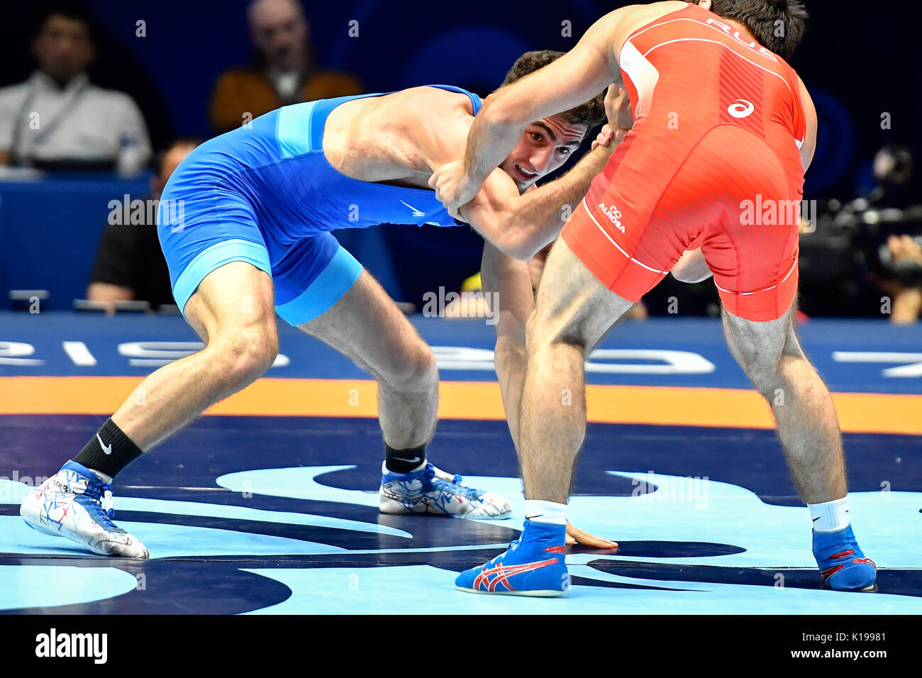 170826) -- PARIS, Aug. 26, 2017 (Xinhua) -- Haji Aliyev (L) of Azerbaijan  competes with Gadzhimurad Rashidov of Russia during the final match of  men's 61kg freestyle wrestling of the FILA World