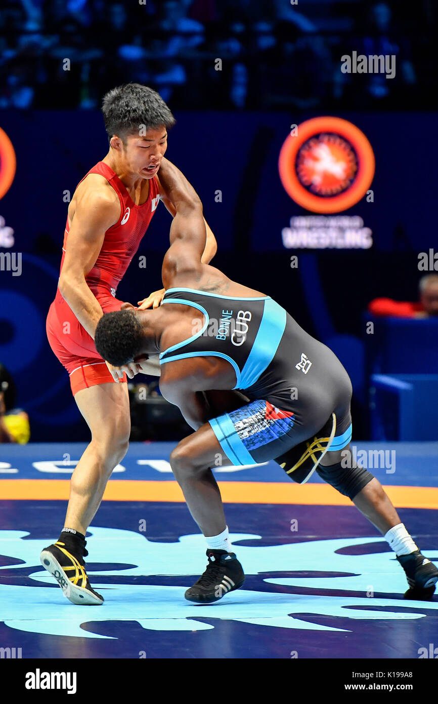 170826) -- PARIS, Aug. 26, 2017 (Xinhua) -- Yowlys Bonne Rodriguez (R) of  Cuba competes with Nakamura Rinya of Japan during the match of bronze of  men's 61kg free style wrestling of