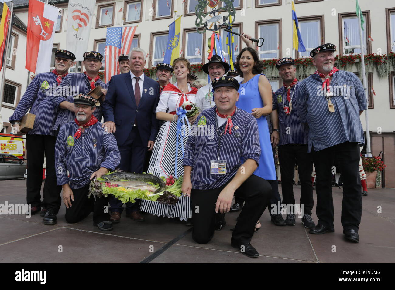 Worms, Germany. 26th August 2017. The Lord Mayor of Worms, Michael Kissel, the BojemŠŠschter vun de FischerwŠŠd (mayor of the fishermenÕs lea), Markus Trapp, his bride Franziska Henrici, Daniela Schmitt and representatives of the old fishermen's Guild of Worms pose for the cameras. The largest wine and funfair along the Rhine, the Backfischfest started in Worms with the traditional handing over of power from the Lord Mayor to the mayor of the fishermenÕs lea. The ceremony was framed by dances and music. Secretary of state Daniela Schmitt from the Rhineland-Palatinate ministry for economy, tran Stock Photo