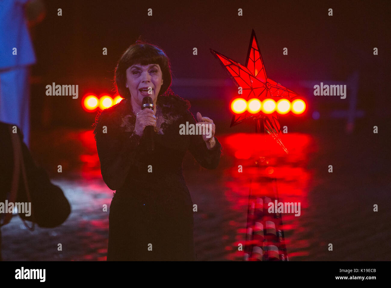 Moscow, Russia. 26th Aug, 2017. A multi-exposure photo shows French singer Mireille Mathieu performing during the 'Spasskaya Tower' International Military Music Festival in Moscow, Russia, on Aug. 26, 2017. The 'Spasskaya Tower' International Military Music Festival opened on Red Square in Moscow on Saturday. Credit: Bai Xueqi/Xinhua/Alamy Live News Stock Photo