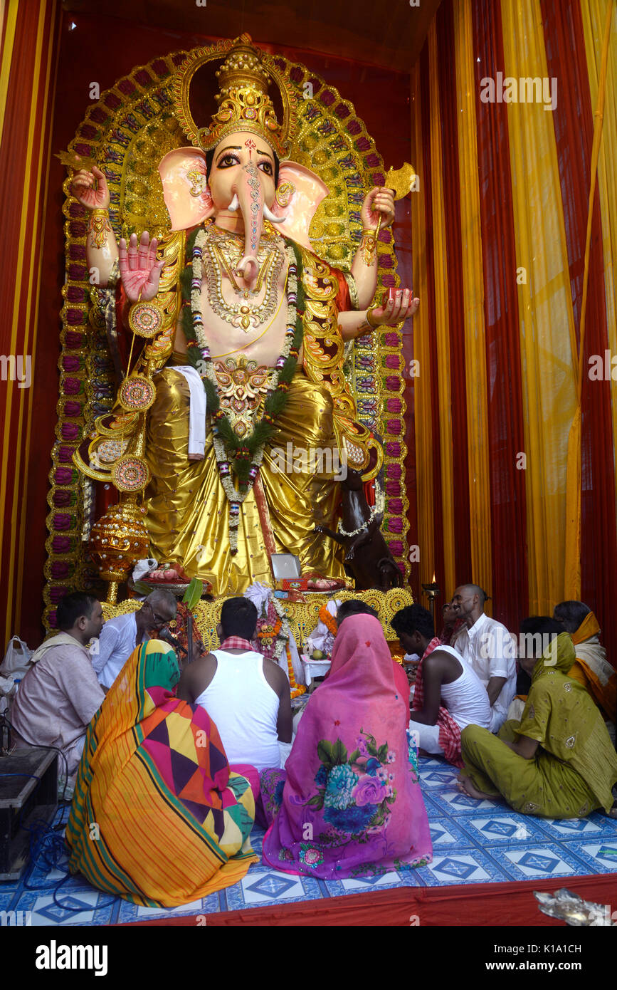 Kolkata, India. 25th Aug, 2017. Hindu people worship an idol of Lord Ganesh on the occasion of