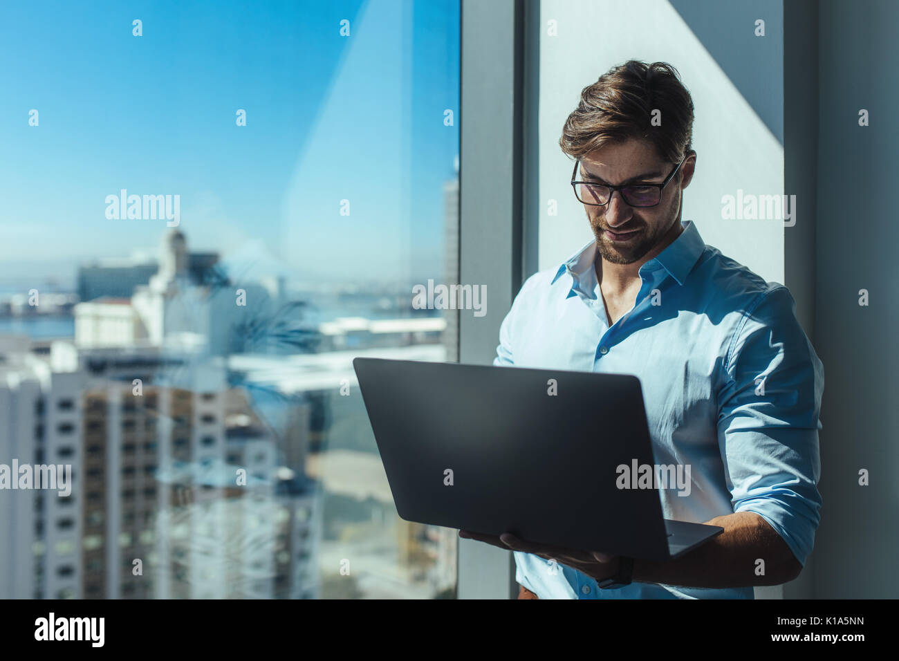 A man with laptop overlooking hi-res stock photography and images - Alamy