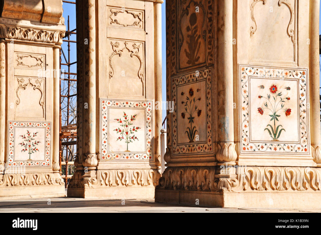 Detail of the pietra dura/stone inlay work in the form of flowers in the Diwan-i-Khas, Red Fort, New Delhi, India Stock Photo